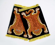 Load image into Gallery viewer, Tiger Car Rug - Black - rugriders