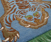 Lade das Bild in den Galerie-Viewer, Tiger Car Rug - Turquoise - rugriders