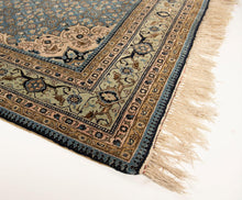 Load image into Gallery viewer, Antiker Teppich aus dem alten Persien

