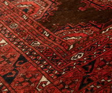 Load image into Gallery viewer, Antiker Teppich aus Afghanistan, handgeknüpft
