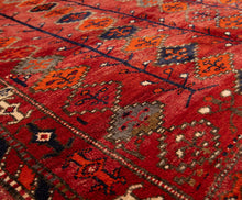 Load image into Gallery viewer, Handgeknüpfter Teppich aus Shiraz
