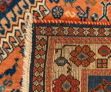 Load image into Gallery viewer, Gewebter Teppich aus dem alten Persien Central
