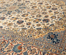 Lade das Bild in den Galerie-Viewer, Handgeknüpfter Seidenteppich aus der Region Isfahan im alten Persien
