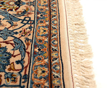 Lade das Bild in den Galerie-Viewer, Handgeknüpfter Seidenteppich Isfahan
