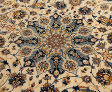 Lade das Bild in den Galerie-Viewer, Handgeknüpfter Seidenteppich Isfahan
