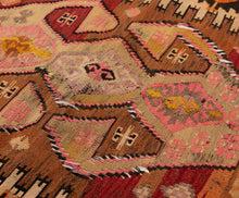 Load image into Gallery viewer, Türkischer Teppich von Nomaden aus Anatolien
