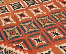 Load image into Gallery viewer, Handgeknüpfter Kelim Teppich aus dem alten Persien, Shiraz
